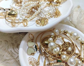 Conjunto de joyería vintage de inspiración vintage en caja misteriosa de tono dorado, lote de joyería delicada para el día a día.