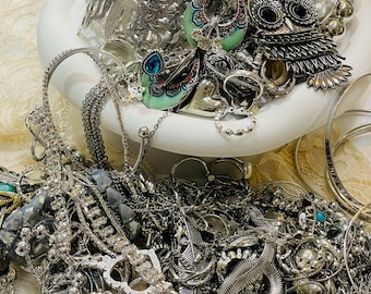 Sacchetto portagioie misterioso, lotto di gioielli minimalisti in argento di ispirazione vintage, assemblati a mano (20-50 pezzi)