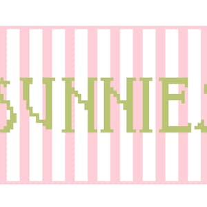 Puede incluir: Un gráfico rectangular con un fondo de rayas rosas y blancas. La palabra "SUNNIES" se muestra en letras pixeladas de color verde claro en el centro del gráfico.