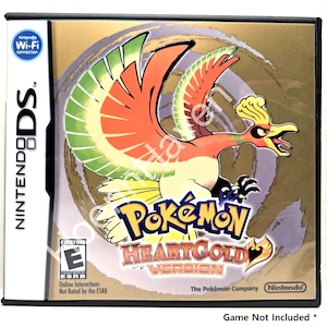 Op de afbeelding: Een Nintendo DS-gamehoes voor Pokémon HeartGold Version met een gouden achtergrond en een illustratie van de legendarische vogel Ho-Oh met oranje, groene en gele vleugels. De hoes bevat het Nintendo DS-logo en een ESRB E-beoordeling.