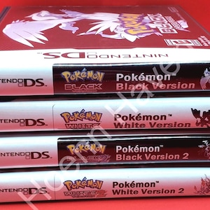 Op de afbeelding: Vier Nintendo DS-gamecases gestapeld. De bovenste case is Pokémon Black Version, met een witte en paarse afbeelding. Daaronder staan Pokémon White Version, Black Version 2 en White Version 2. Elke case heeft het Nintendo DS-logo.
