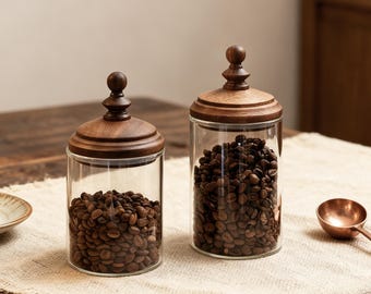 Barattolo rustico in vetro per chicchi di caffè, coperchio in legno di noce, contenitore per alimenti da cucina.