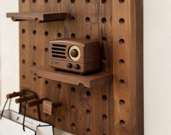 Massivholz Pegboard Organizer, verbirgt Elektrokasten, modulare Wandaufbewahrung