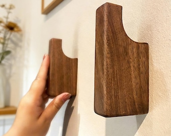 Minimalistischer Kleiderbügel aus massivem Nussbaumholz