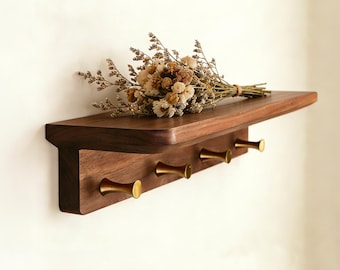 Garderobenleiste aus Massivholz mit Messinghaken: Garderobenleiste aus Nussbaum/Buche