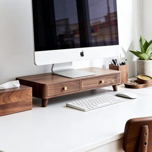 Skärmstativ i massiv valnöt med lådor, ergonomisk skrivbordsorganisatör, mässingsdetaljer