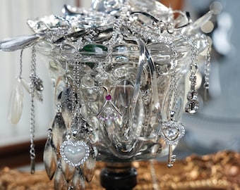 Srebrna biżuteria w tajemniczym pudełku | Elegancki srebrny zestaw niespodzianka | Ponadczasowe warstwy i wyraziste elementy | Idealny na prezent w codziennym stylu