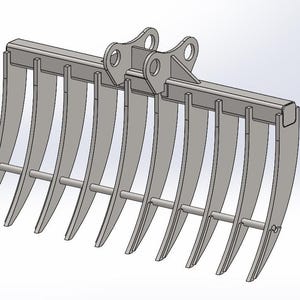 Puede incluir: Un accesorio de garra de metal gris para maquinaria pesada. El accesorio presenta una serie de púas curvas conectadas por barras horizontales, con un soporte de montaje en la parte superior. Diseñado para construcción o jardinería.