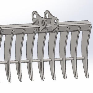 Peut inclure: Un accessoire de grappin en métal gris pour machines lourdes. L'accessoire comporte une série de dents incurvées reliées par des barres horizontales, avec un support de montage en haut. Conçu pour l'industrie ou la construction.