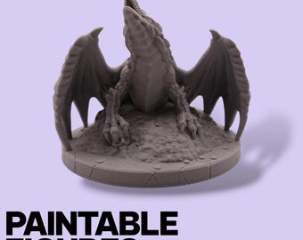 Miniatura de dragón fantástico sobre tesoro – Figura imprimible en 3D para pintar (escalas de 77 mm y 96 mm) / Monstruo jefe para juegos de rol de mesa