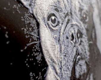 Arte canino monocromático con textura de huellas de patas – Pintura de filamento impresa en 3D (200 x 150 mm)