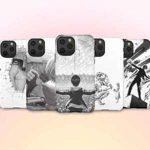 Op de afbeelding: Een verzameling witte telefoonhoesjes met zwart-wit manga-illustraties. De ontwerpen tonen verschillende personages en scènes, met gedetailleerde lijntekeningen en schaduwen. De hoesjes worden gepresenteerd tegen een roze en gele gradiënt achtergrond.