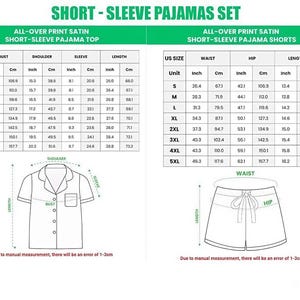 Pode incluir: Tabela de tamanhos para um conjunto de pijama de manga curta, com medidas para a parte de cima e cal&ccedil;&otilde;es. A tabela detalha busto, ombro, manga e comprimento em polegadas e cm. O pijama &eacute; de cetim com estampa total.