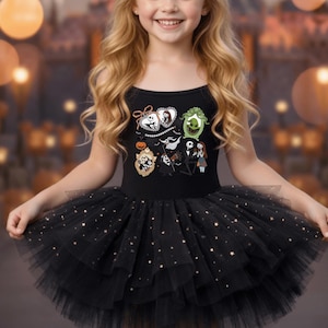Può includere: Body nero con una grafica dei personaggi di The Nightmare Before Christmas, abbinato a una gonna tutu nera decorata con stelle dorate. L'outfit è pensato per una bambina.