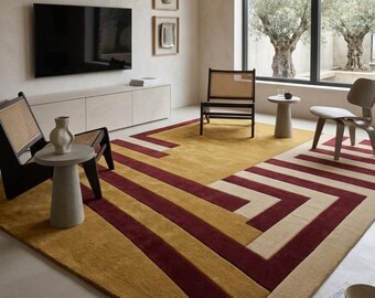 Tappeto geometrico in lana trapuntato a mano, colore senape bordeaux, stile moderno retrò.