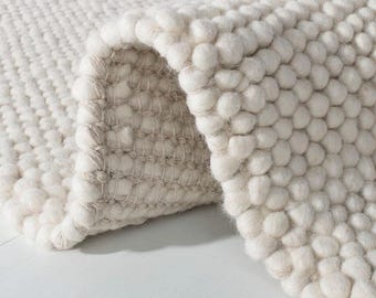Tappeto in lana spessa color avorio, trama a ciottoli intrecciata a mano, design scandinavo moderno