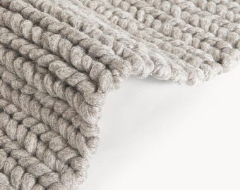 Tappeto in lana grossa tessuto a mano, tappeto scandinavo grigio beige, tappeto minimalista con texture.