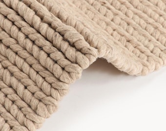 Tappeto in lana grossa tessuto a mano, tappeto intrecciato scandinavo, tappeto neutro beige.