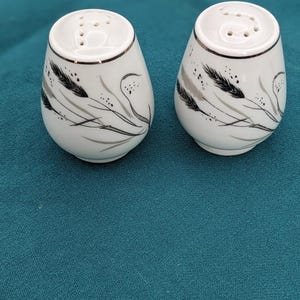 Porcelain Salt Pepper Shakers, Platinum Trim, Wheat Stalk Pattern