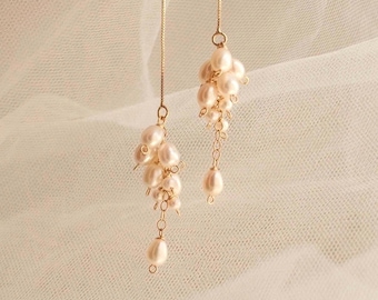 Kolczyki Baby Bloom Wisteria, nawlekacz z pereł słodkowodnych w kolorze kości słoniowej | Biżuteria ślubna, Delikatne kaskadowe kolczyki ślubne