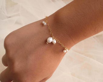 Pulsera Baby Bloom Wisteria / Pulsera de perlas bañada en oro de 14 quilates / Pulsera de perlas de agua dulce color marfil blanco / Joyería nupcial delicada y elegante