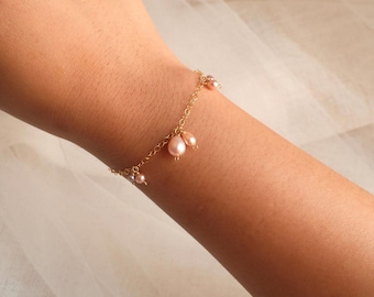 Pulsera Baby Bloom Wisteria / Pulsera de perlas bañada en oro de 14 quilates / Pulsera de perlas de agua dulce rosa lavanda / Joyería nupcial delicada y elegante