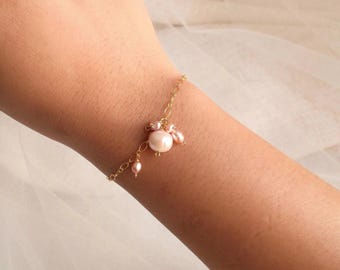 Pulsera Bud Drop Wisteria / Pulsera de perlas chapada en oro de 14 quilates / Pulsera de perlas de agua dulce rosa lavanda / Joyería nupcial delicada y elegante