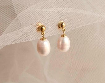 Pendientes modernos de perla individual en forma de gota / Pendientes minimalistas para el día a día / Pendientes de perlas de agua dulce / Joyería nupcial moderna / Pendientes de perlas en forma de bola