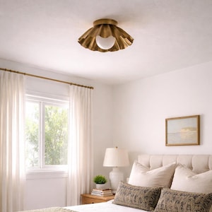 Op de afbeelding: Een rechthoekig houten bord met de handgeschreven tekst "Welcome to our home". Het bord heeft een rustieke, verweerde afwerking en is geschikt voor binnen en buiten.