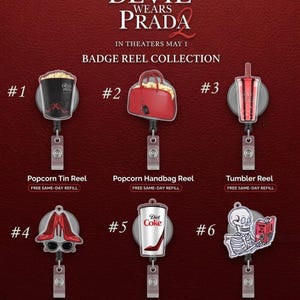 Puede incluir: Colección de seis carretes de insignia con varios diseños. Los carretes incluyen una cubeta de palomitas de maíz, un bolso rojo, un vaso, gafas de sol, una taza de Diet Coke y un esqueleto leyendo un libro. El texto "Devil Wears Prada" está en la parte superior.