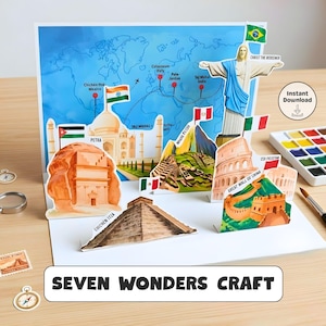 Puede incluir: Una manualidad emergente que presenta las Siete Maravillas del Mundo. La exhibición incluye ilustraciones del Taj Mahal, Cristo Redentor, la Gran Muralla China y otros monumentos. El fondo es un mapa del mundo con banderas y texto. Las palabras "Seven Wonders Craft" están en la parte inferior.