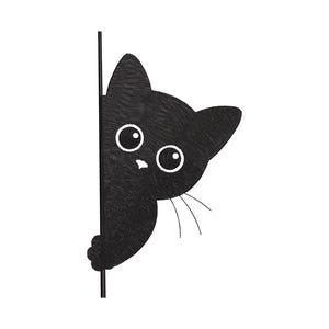 Op de afbeelding: Een zwart kattensilhouet met grote witte ogen en een kleine witte neus die achter een verticale zwarte lijn vandaan kijkt. De kat heeft puntige oren en dunne snorharen aan de rechterkant, met één poot zichtbaar.