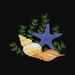 Op de afbeelding: Geborduurd ontwerp met een blauwe zeester, een schelp met gele en witte details en groen zeewier tegen een zwarte achtergrond. Het ontwerp is waarschijnlijk voor een nautisch of strandthema.