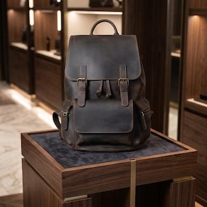 Peut inclure: Ensemble de trois mugs en céramique avec une finition mate et mouchetée. Les tasses sont de couleur crème, gris clair et gris foncé. Chaque mug a un design simple et minimaliste avec une anse arrondie.