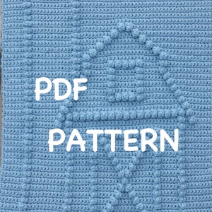 Puede incluir: Una manta de crochet azul claro con una gran letra "B" en el centro. La letra está hecha con un patrón de puntadas en relieve. El texto "PDF PATTERN" está escrito en blanco en la manta.
