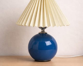 Blaue Vintage Plissee Tischlampe mit Keramiksockel, Tricolor LED Nachttischlampe