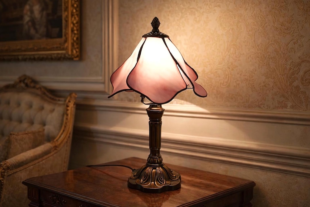 Pink Flower Stained Glass Lamp Vintage 37cm – Floral Hand Assembled Tiffany Style Bedside Lamp – Antique Brass Base – Art Glass Lighting