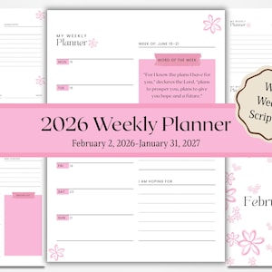 Op de afbeelding: Een wekelijkse planner voor 2026 met een roze banner met de tekst "2026 Weekly Planner February 2, 2026-January 31, 2027". De planner bevat secties voor dagelijkse planning, notities en een wekelijkse schriftuur. Bloemenaccenten en het woord "February" zijn ook zichtbaar.