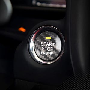 Op de afbeelding: Een set van drie keramische mokken met een gespikkelde, matte afwerking. De mokken zijn in crème, lichtgrijs en donkergrijs. Elke mok heeft een eenvoudig, minimalistisch ontwerp en een afgeronde handgreep.