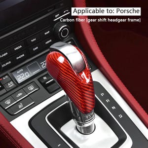 Puede incluir: Un juego de tres tazas de cerámica con un acabado mate moteado. Las tazas son en tonos crema, gris claro y gris oscuro. Cada taza tiene un diseño simple y minimalista, ideal para café o té.