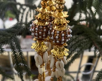 Paranda tradicional punjabí hecha a mano, con conchas de cauri, detalles dorados, borla para el cabello de novia