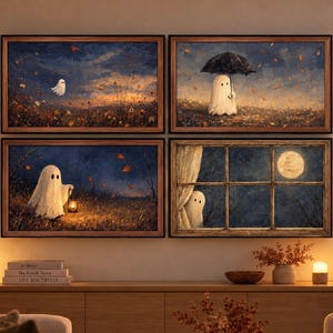 Op de afbeelding: Een set van vier ingelijste wandkunstwerken met een wit spookfiguur in diverse herfsttaferelen, waaronder zwevend in een veld, met een paraplu, met een lantaarn en kijkend door een raam naar een volle maan.