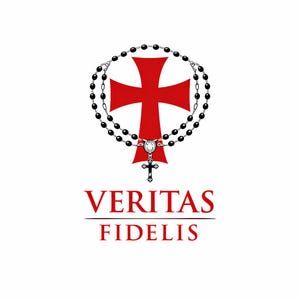 Könnte beinhalten: Ein rotes Templerkreuz mit einem schwarzen Rosenkranz, der es umgibt, und einem kleinen Kreuzanhänger. Die Worte "VERITAS FIDELIS" sind darunter in Rot auf weißem Hintergrund geschrieben.