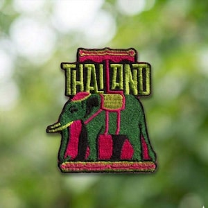 Puede incluir: Una taza de cerámica blanca con un asa negra y el texto "But First, Coffee" en negro, con una fuente de estilo manuscrito. La taza está sobre una superficie blanca.