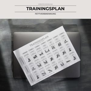 Może przedstawiać: Biały, drukowany plan treningowy zatytułowany "TRAININGPLAN" z podtytułem "FETTVERBRENNUNG" jest wyświetlany na laptopie. Plan zawiera ilustracje ćwiczeń i tekst. Laptop znajduje się na ciemnej powierzchni.