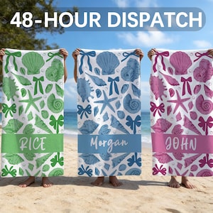 Puede incluir: Tres toallas de playa rectangulares con un patrón repetitivo de conchas, estrellas de mar y lazos. La toalla de la izquierda es verde con el nombre RICE, la del centro es azul con MORGAN y la de la derecha es rosa con el nombre JOHN.