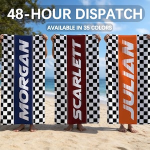 Peut inclure: Trois serviettes de plage rectangulaires avec une bande verticale centrale bleu marine, rouge foncé ou orange, portant chacune un prénom en blanc. Les côtés de chaque serviette présentent un motif à damier noir et blanc sur les bords.