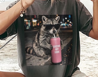 Descarga digital PNG de bebida de mapache personalizada, diseños de camisetas con memes de mapaches, camiseta personalizada con cualquier bebida