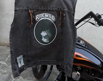 Chaleco vaquero de motorista reciclado, chaqueta personalizada rediseñada, chaleco rockero sin mangas único, estilo atrevido y salvaje.