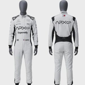 Op de afbeelding: Een wit en zwart racepak met het APXGP-logo op de borst en rug. De voorzijde toont diverse sponsorlogo's waaronder Mercedes, IWC en Expensify, samen met de naam HAYES en een Amerikaanse vlag. Het pak heeft zwarte zijpanelen.
